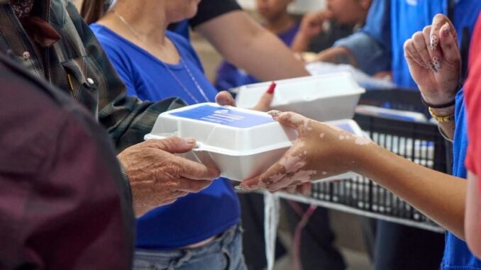 Lleva NutriChihuahua alimento para apoyar a familias en el Hospital Central