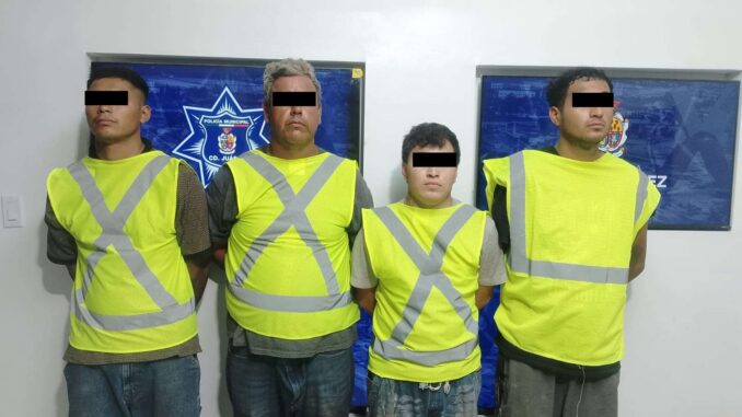 Arrestan a 4 robando cableado