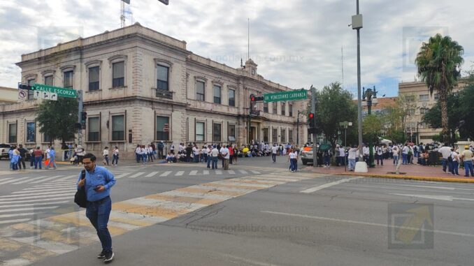 Sindicalizados de la UACH bloquean calles y colapsan el Centro de Chihuahua
