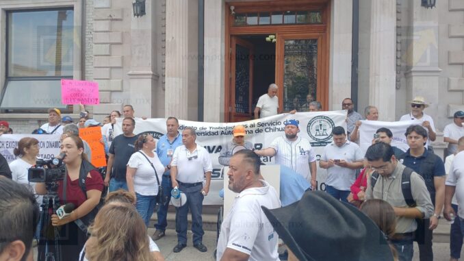 Trabajadores de la UACH se plantan en Rectoría; reclaman pago de horas extra y recategorizaciones