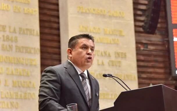 Ni ocurrencias ni exclusiones: Alex Domínguez exige rigor constitucional en reforma de nacionalidad
