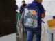Convive Marco Bonilla con niñas y niños de Granja Hogar y entrega mochilas del Reto Útil
