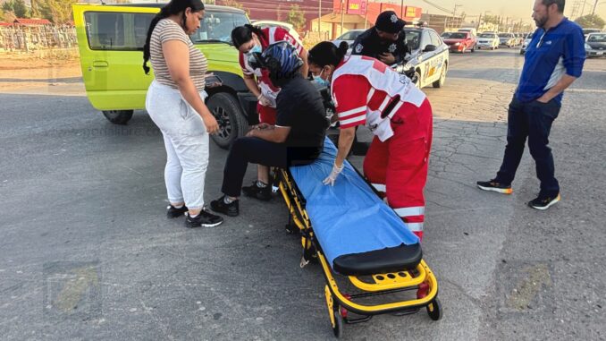Motociclista resulta lesionado tras fuerte choque contra camioneta en el boulevard Juan Pablo II