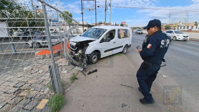 Camioneta de reparto termina contra malla de radiodifusora tras choque alcance
