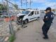 Camioneta de reparto termina contra malla de radiodifusora tras choque alcance