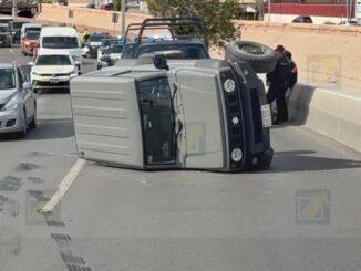 Choque termina en volcadura al inicio del puente de la avenida Mirador