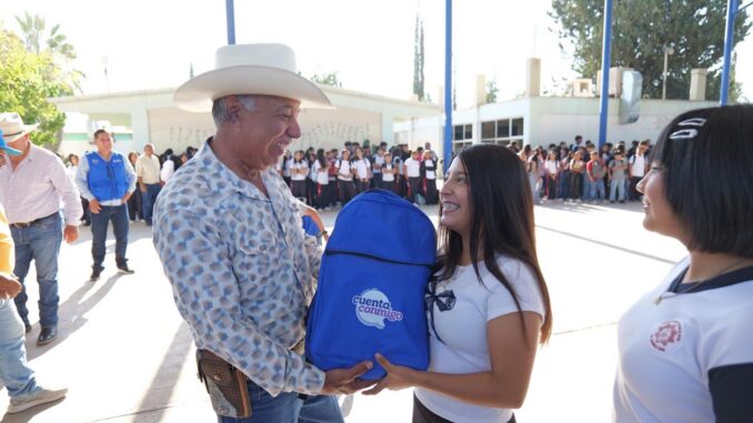 Arturo Zubía entrega más de 1,800 paquetes de útiles escolares y mochilas a estudiantes de Jiménez