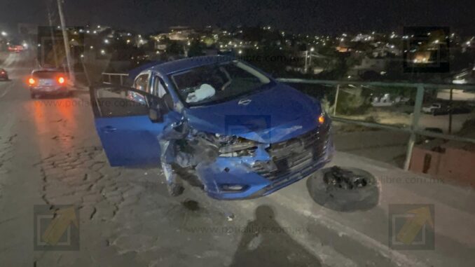 Conductor pierde el control y termina sobre la banqueta tras impactar valla metálica