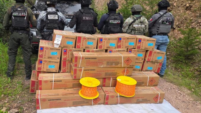 Célula BOI asegura tres vehículos robados y material explosivo en Maguarichi