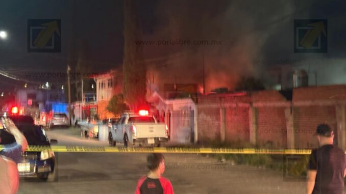 Incendio consume vivienda en la colonia Campesina; vecinos señalaron presencia de adictos y acumuladores