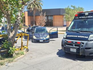 Mujer queda lesionada tras choque con volcadura frente al Teatro de los Héroes