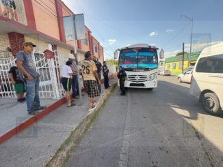 Adulto mayor muere a bordo de camión urbano tras sufrir un infarto