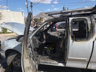 Incendio consume la cabina de una pickup estacionada en Lomas del Santuario