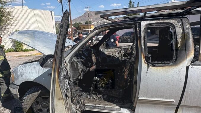 Incendio consume la cabina de una pickup estacionada en Lomas del Santuario