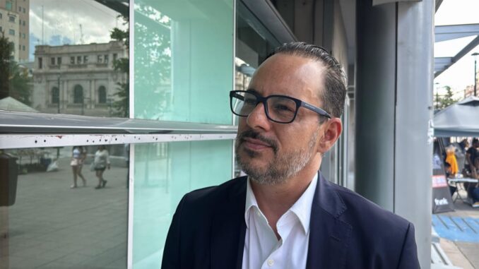 Va Jorge Soto contra el uso de colores partidistas en bienes públicos