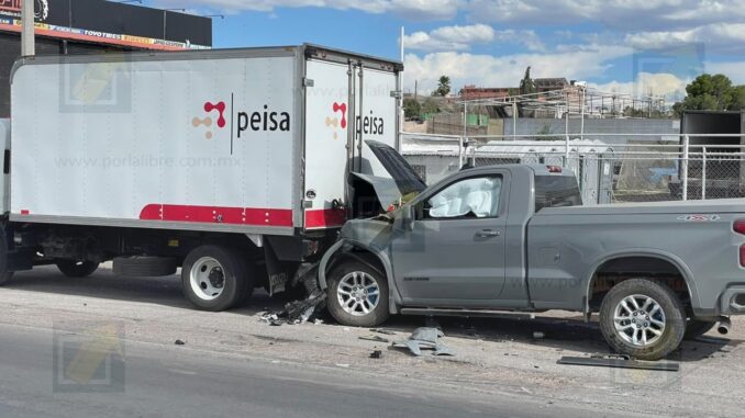 Se impacta contra camión estacionado en la carretera a Chihuahua