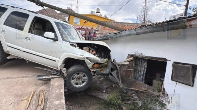 Fuerte choque termina contra domicilio y deja a menor lesionada en la colonia Popular