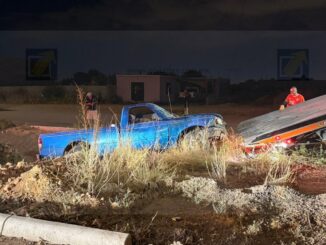 Caída a arroyo en la colonia Vistas del Norte deja camioneta destrozada y a su conductor ileso