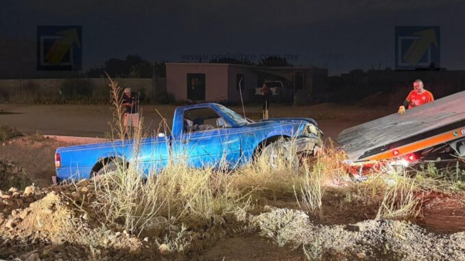 Caída a arroyo en la colonia Vistas del Norte deja camioneta destrozada y a su conductor ileso