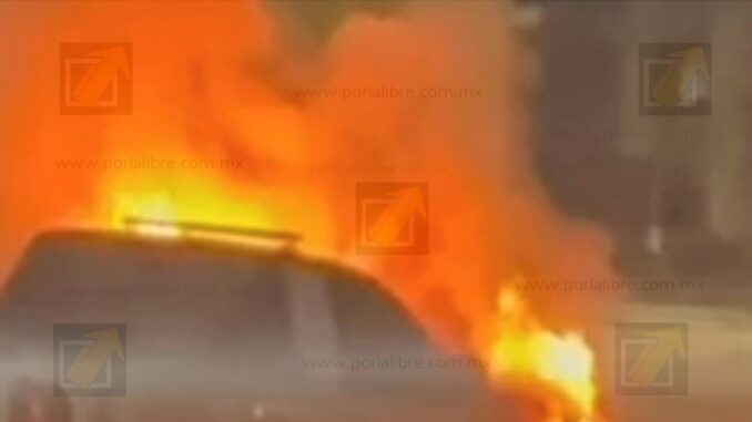 Camioneta de la JMAS termina consumida por el fuego en la avenida Romanzza
