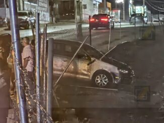 Conductora ebria termina encampanada tras choque en la colonia El Saucito
