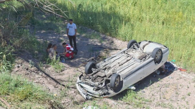 Mujer vuelca dentro del canal Chuvíscar; dos lesionados