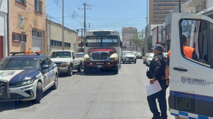 Choque entre vehículo de plataforma y camión urbano deja dos lesionados en el centro