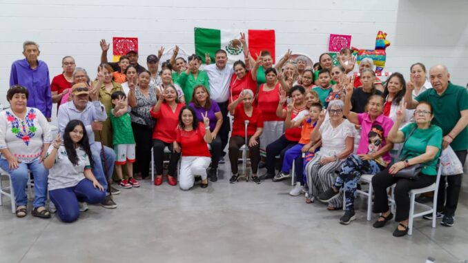 Escucha César Jáuregui a adultos mayores de la Unidad Proletaria