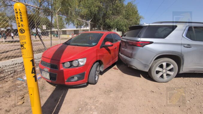 Choque entre tres vehículos deja a dos personas hospitalizadas en la carretera a Juárez