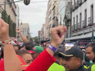 Sheinbaum intenta callar rechiflas y m€ntadas con un brazalete para acceso al zócalo
