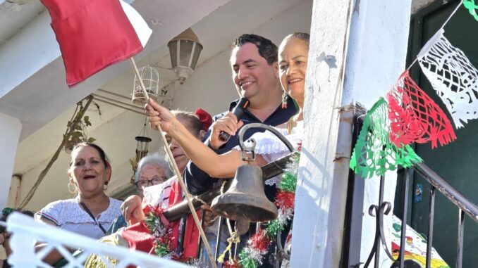 Da el «Grito» Alan Falomir con abuelitos de la colonia Villa Juárez
