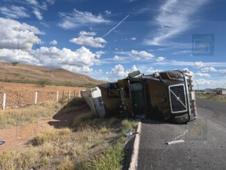 Tráiler cargado con azúcar y llantas en la carretera a Delicias; surge la rapiña