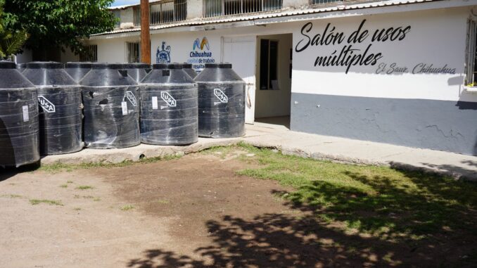 Entrega Municipio tinacos y calentadores solares en hogares de la zona rural