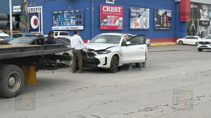 Menor resulta lesionada tras fuerte choque entre BMW y pick up en avenida Américas