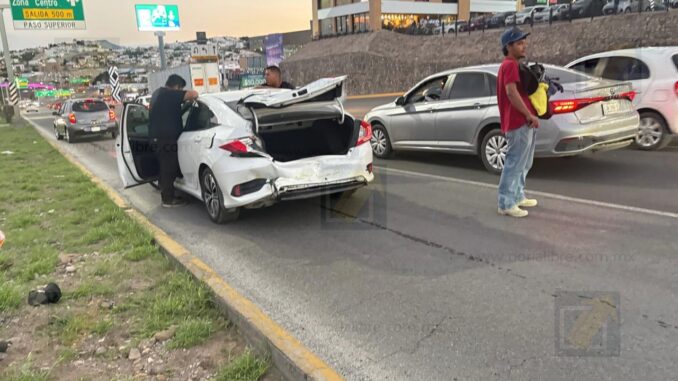 Tráiler provoca carambola y genera caos vial en el Periférico de la Juventud