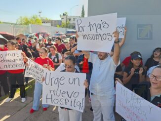 Marchan trabajadores del IMSS exigiendo demandas en mejoras salariales, abasto de insumos y personal