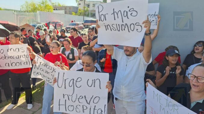 Marchan trabajadores del IMSS exigiendo demandas en mejoras salariales, abasto de insumos y personal