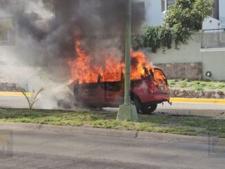 Incendio consume por completo una camioneta en Valle Escondido