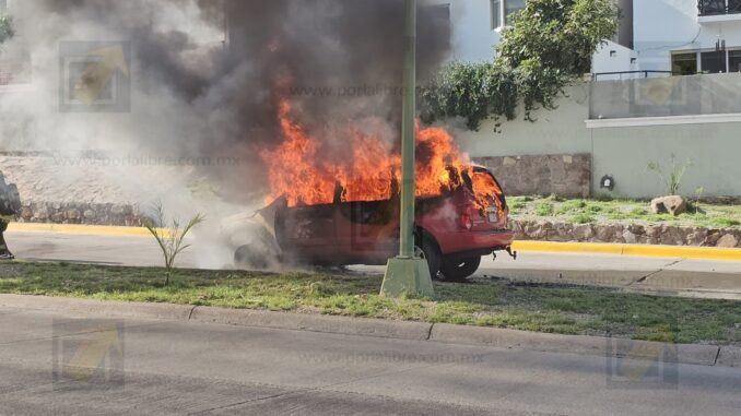 Incendio consume por completo una camioneta en Valle Escondido