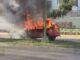 Incendio consume por completo una camioneta en Valle Escondido