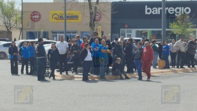 Evacúan a cerca de 300 personas por fuga de gas en plaza comercial