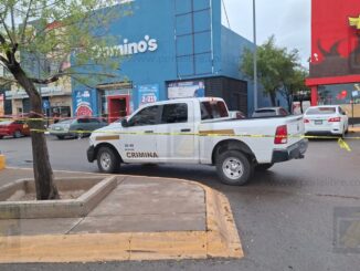 Hallan a hombre sin vida en un vehículo frente a pizzería de plaza Fuentes Mares