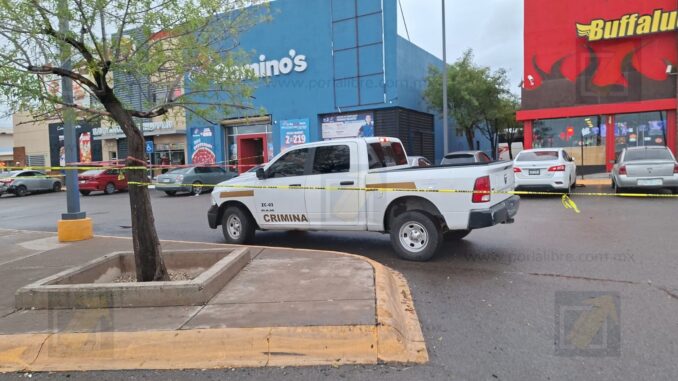Hallan a hombre sin vida en un vehículo frente a pizzería de plaza Fuentes Mares