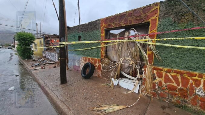 Lluvias derrumban vivienda de adobe en la colonia Nombre de Dios; familia sale ilesa