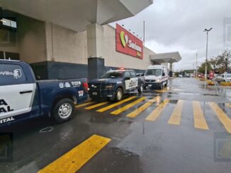 Policías municipales y paramédicos salvan a joven con sobredosis en un supermercado 