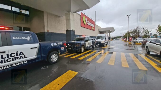 Policías municipales y paramédicos salvan a joven con sobredosis en un supermercado 