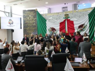Toma morena la tribuna del Congreso ante negativa de la Mesa Directiva a darles la palabra