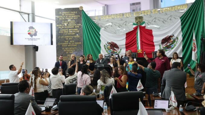 Toma morena la tribuna del Congreso ante negativa de la Mesa Directiva a darles la palabra