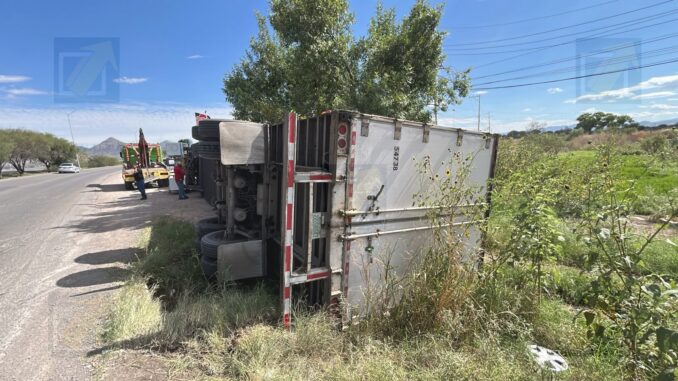 Vuelca tráiler al intentar ingresar a una gasolinera en el Lombardo Toledano