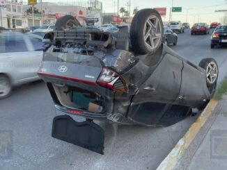 Choque entre dos vehículos provoca volcadura en el Periférico de la Juventud